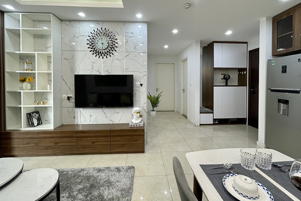 Không gian phòng khách rộng rãi và tiện nghi trong homestay dành cho chuyên gia