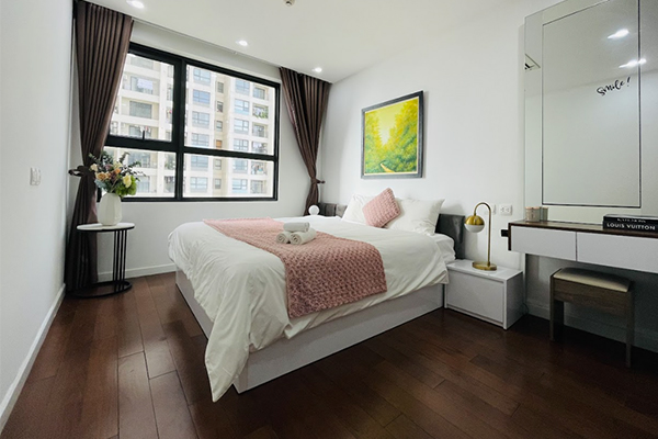 Chuyên gia làm việc từ xa trong homestay có wifi mạnh và khu vực làm việc riêng